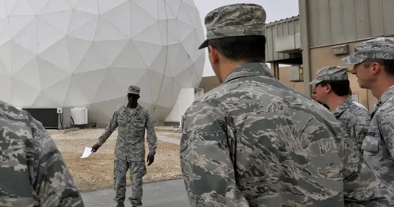 АҚШ Қатар мен Бахрейндегі әскери базаларынан қызметкерлерін эвакуациялады