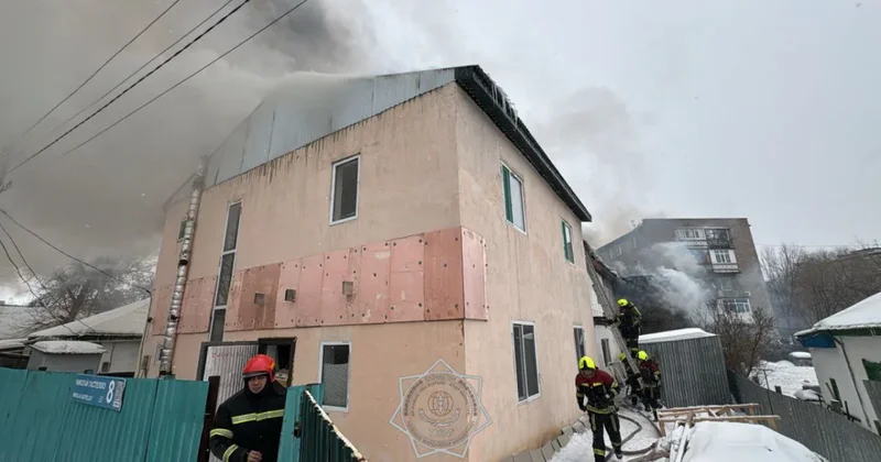 В Астане тушили пожар в двухэтажном здании в районе Байконыр