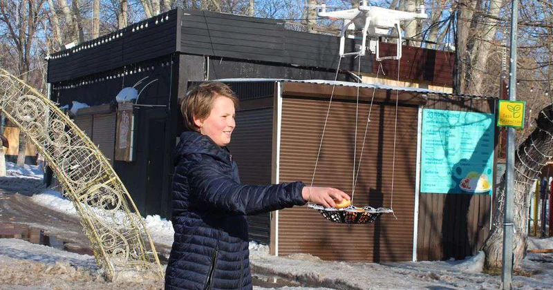 Дрон угощает баурсаками