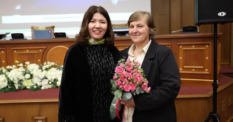 Павлодарда көліктерге жол көрсеткен ауыл мұғалімі төсбелгімен марапатталды