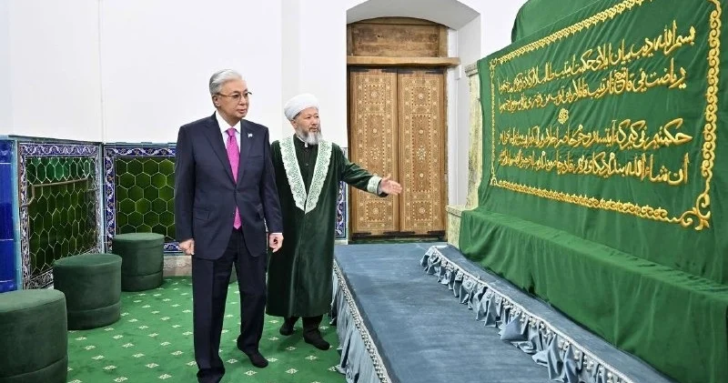 Президент Қасым Жомарт Тоқаев Қожа Ахмет Ясауи кесенесіне зиярат етті