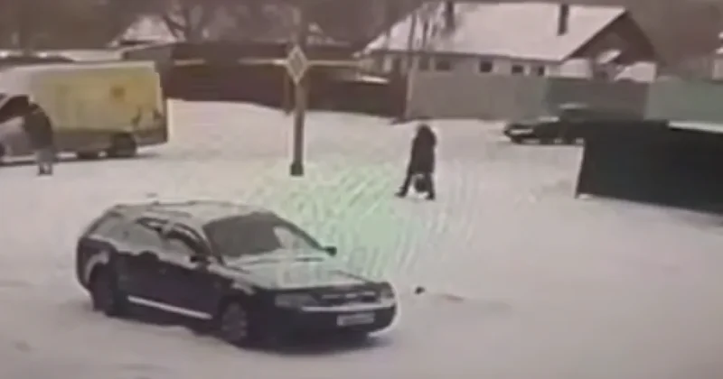 В Караганде женщина погибла под упавшим столбом