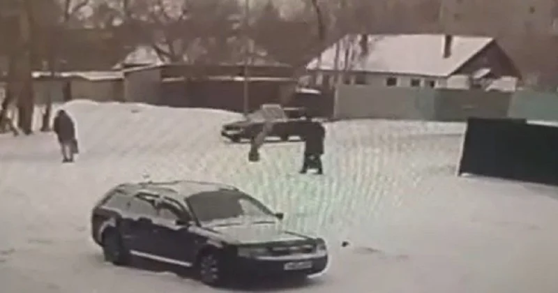 Столб упал на женщину в Караганде: пострадавшая скончалась в больнице