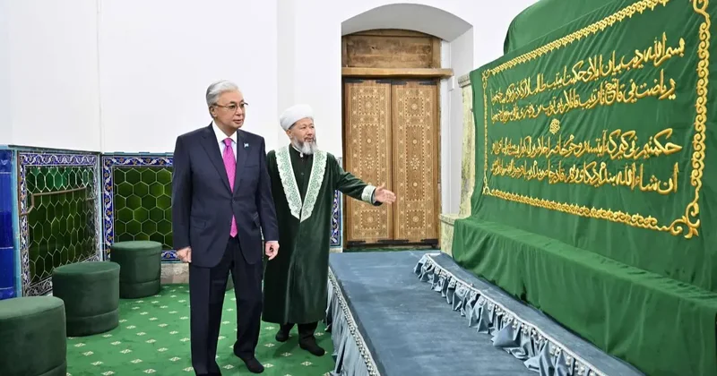 Президент посетил мавзолей Ходжи Ахмеда Яссауи в Туркестанской области