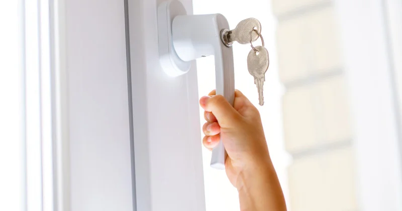 Астанада 13 қабаттың терезесінен бала құлап кетті