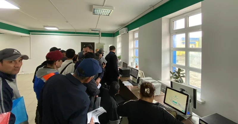 Онлайн қызмет офлайн кезекке айналды: Атырауда мигранттар ЭЦҚ ашу үшін әбігерге түсті