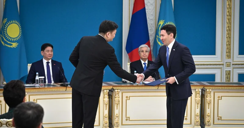 Қазақстан мен Моңғолия арасында 13 құжатқа қол қойылды