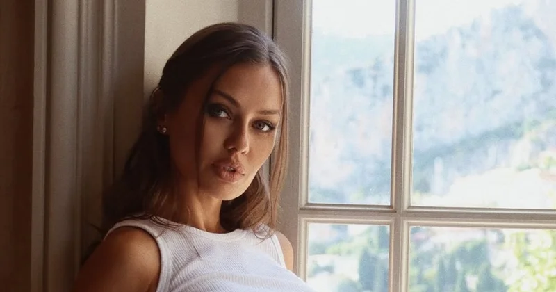 Жги, детка! : Боня ответила на критику ее возраста жаркими фото в топе без белья