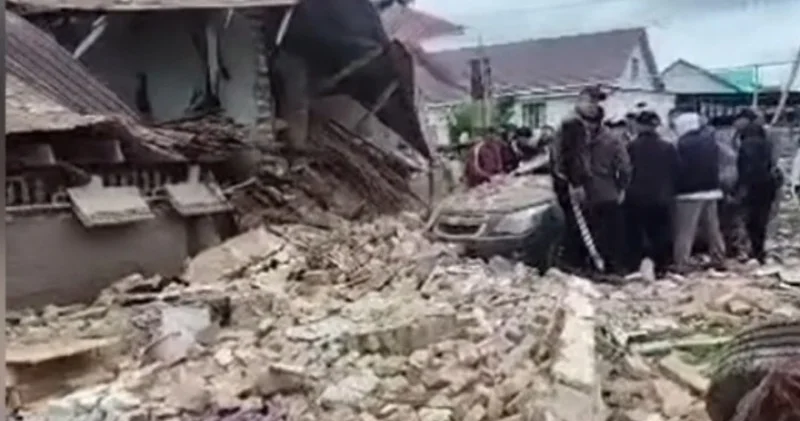 Отбасын үйінді астынан шығарып алды. Алматы облысында жойқын жарылыс үйді қиратты