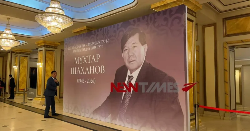 Сотни людей пришли проститься с Мухтаром Шахановым в Алматы