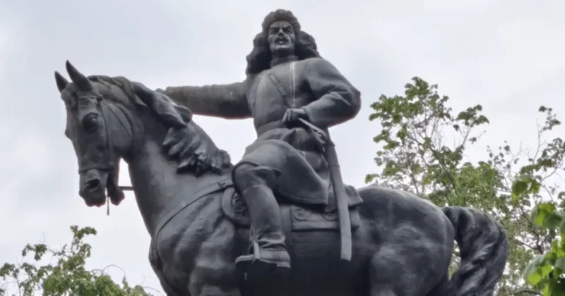 В Алматы нашли памятник Амангельды Иманову с лицом Ленина