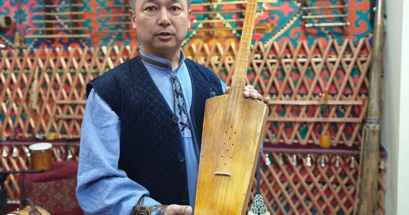 В Музее искусств воссоздали домбру Абая