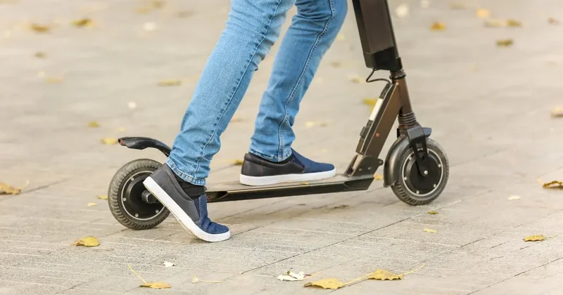 Кикшеринговые компании начнут наказывать за брошенные на улицах Астаны самокаты