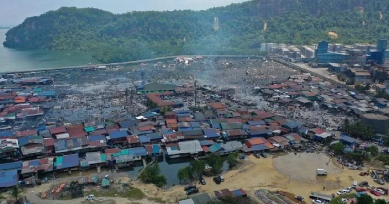 Не менее 1000 домов на сваях уничтожил пожар в Малайзии