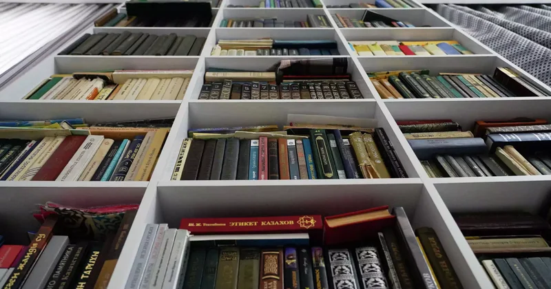 АҚШ Бас консулдығы қазақстандық қорға 100 ден астам бірегей ғылыми кітапты табыстады