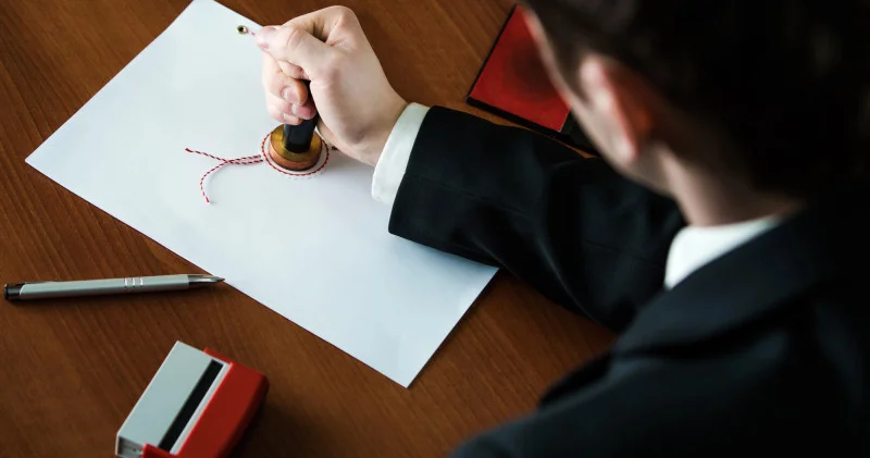 Бассыздық жасап жатыр, мен олардың есімдерін атаймын . Депутат нотариустар арасындағы заңбұзушылықтар туралы мәлімдеді