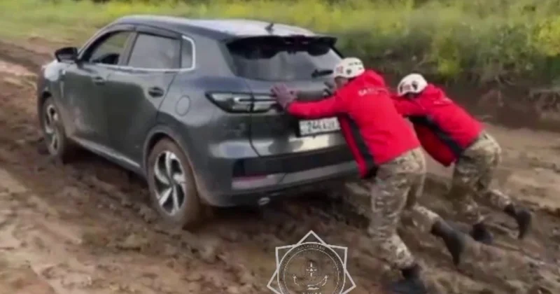 Спасатели эвакуировали 22 человека из застрявших в грязи автомобилей в Туркестанской области