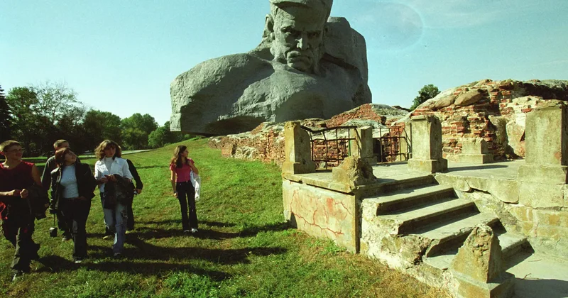 Қазақстан делегациясы Брест бекінісі қорғаушыларының мемориалына гүл шоқтарын қойды