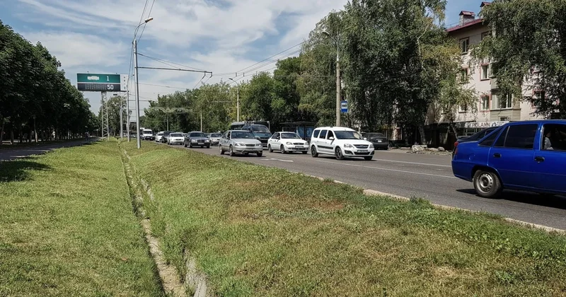 Реверсивное движение организуют на участке улицы Жандосова в Алматы во время ремонта