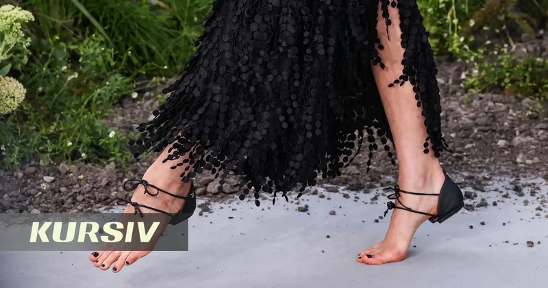 Туфли без носка: Chanel запускает самый странный обувной тренд года