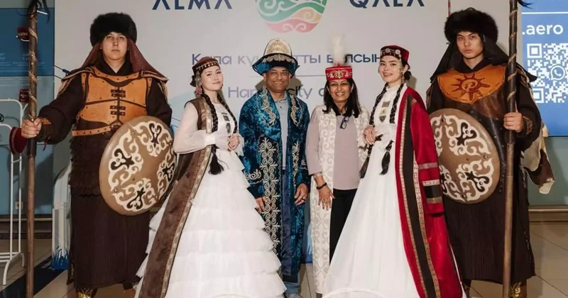 Алматы әуежайында шетелдік туристерге сыйлықтар берілді