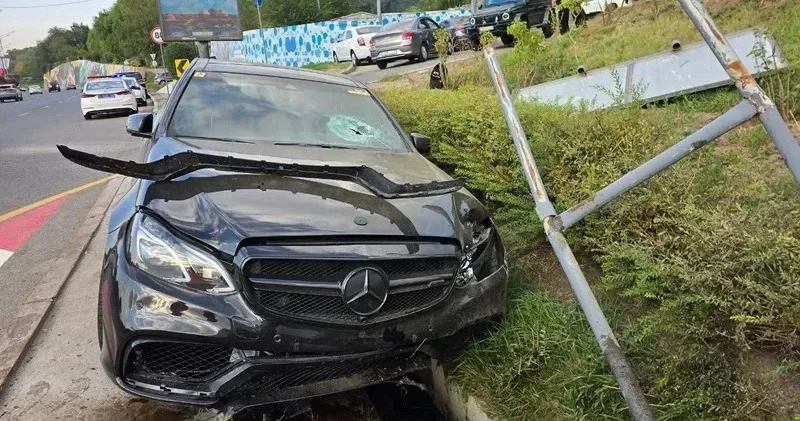 Алматыда Mercedes бірнеше көлікпен соқтығысып, арыққа аударылды