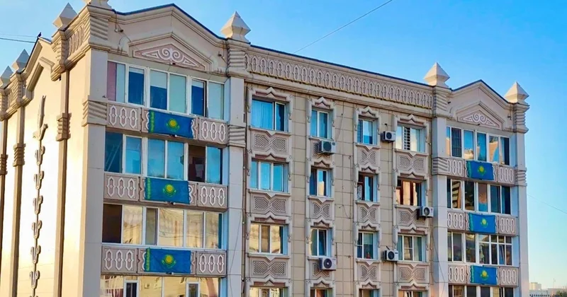 Республика күні қарсаңында елордалықтар үйлеріне мемлекеттік ту іліп қойды