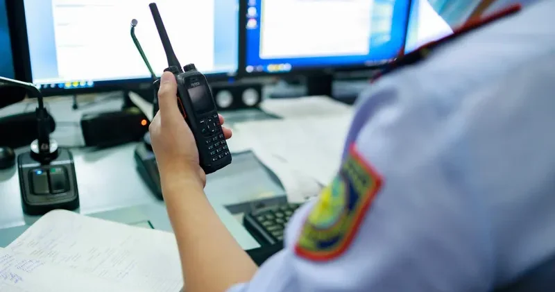 Алматыда полицейлер тұрғыннан тіркелмеген қаруды тәркіледі