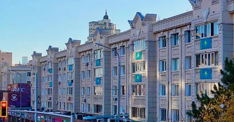 Тысячу государственных флагов вывесили на балконах столичных многоэтажек