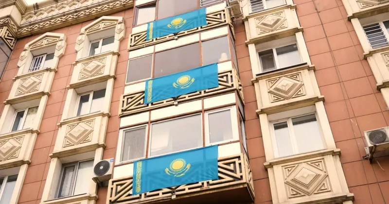 Астана тұрғындары Республика күніне орай балкондарын мемлекеттік тумен безендірді