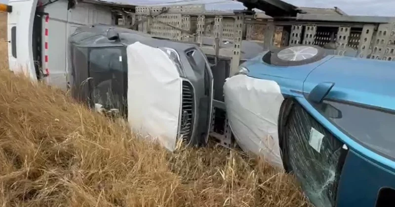 Ақмола облысында жаңа көліктер тиелген автотасмалдаушы аударылып қалған