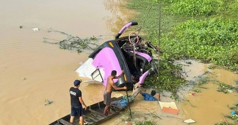 Камбоджада автобус өзенге құлап, 13 адам қаза тапты