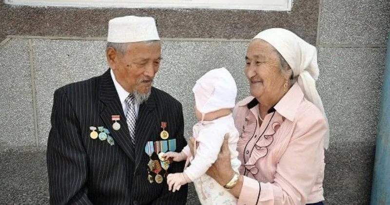 Баланы ата әжеге берген дұрыс па? : Танымал журналистің сөзі көпшілікке ой салды