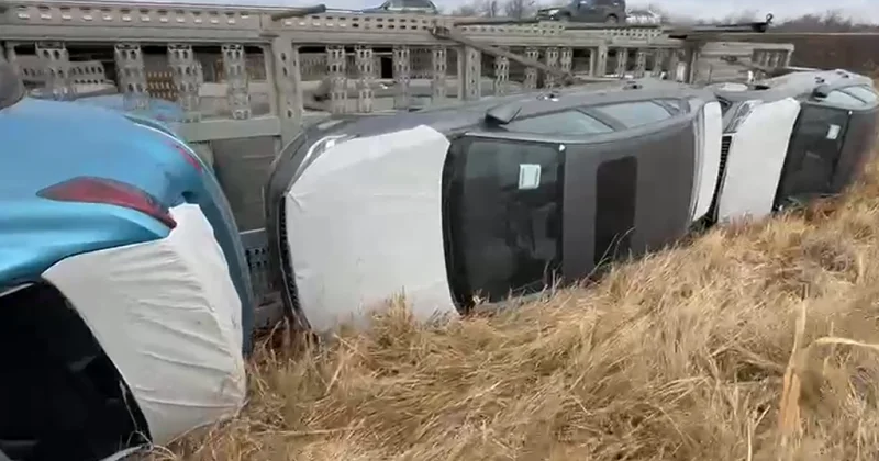 Фура с новыми китайскими авто съехала в кювет в Акмолинской области