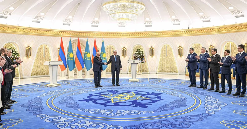 Глава государства наградил Премьер министра Армении орденом Алтын Қыран