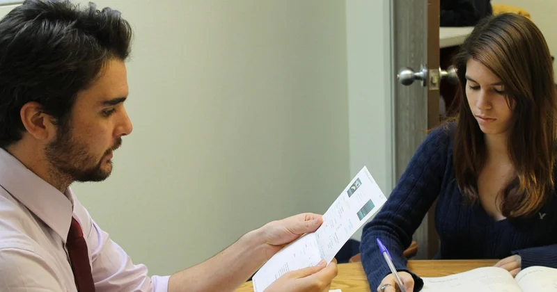 Мошенники ходят по домам казахстанцев под видом работников Минпросвещения