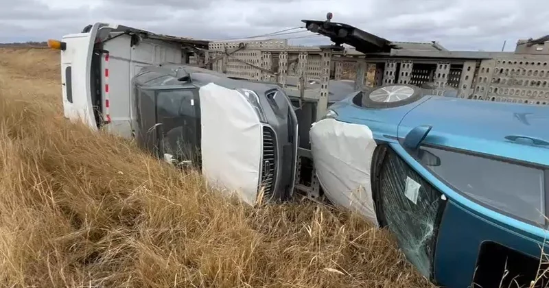 Автовоз с новыми машинами из Алматы опрокинулся в кювет (видео)