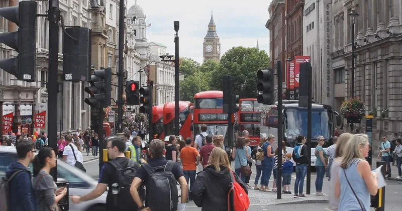 Ұлыбритания билігі заңды мигранттарға қатысты ережелерді қатаңдатпақ