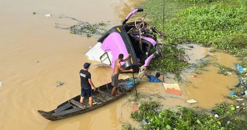 Пассажирский автобус упал в реку в Камбодже: погибли больше десятка человек
