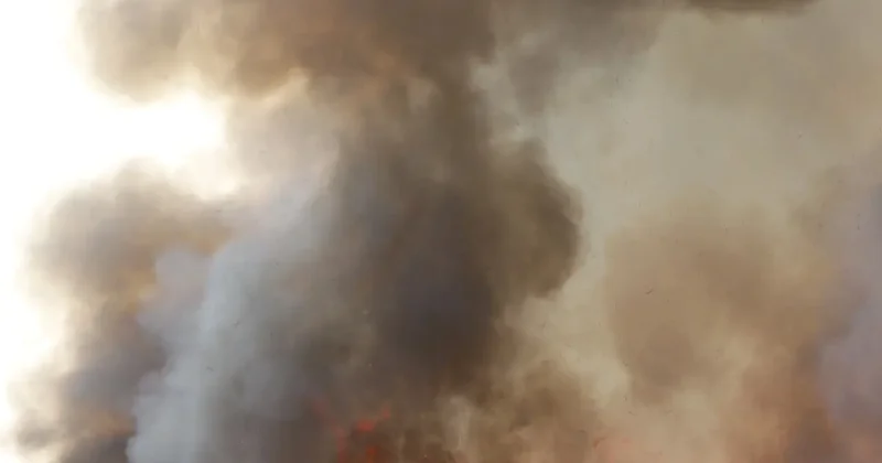 На авиашоу в Дубае самолёт разбился и упал рядом со зрителями