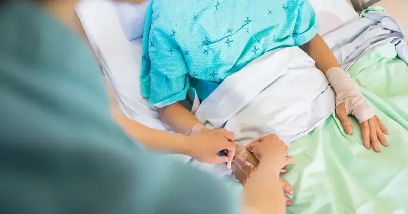 Выжившего в страшном пожаре ребёнка доставили из Туркестанской области в Шымкент