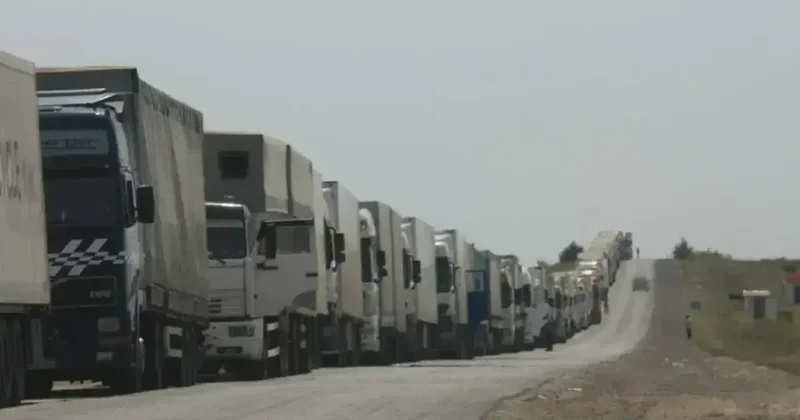 Устранить искусственные ограничения и километровые очереди грузовиков на границах ЕАЭС призвал президент Казахстана