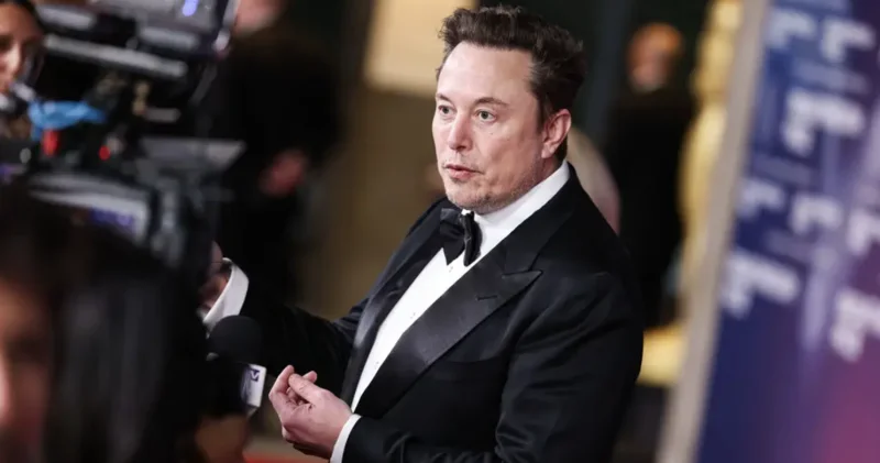 Илон Маск дәулеті 700 миллиард долларға жеткен алғашқы адам атанды