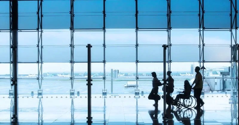 Хотели выдать за спящую: мёртвую родственницу пыталась провести британская семья на рейсе Малага Лондон