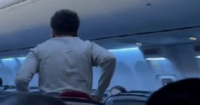 Студент ұшақта денсаулығы нашарлаған жолаушыға көмектесті