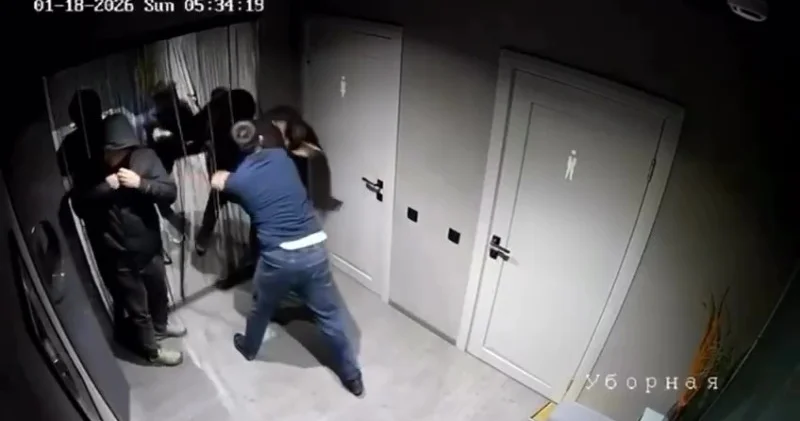 Атырауда ер адамның қатыгездікпен соққыға жығылған видеосы тарады