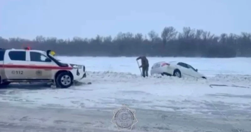 Автомобиль съехал в кювет на трассе Алматы Ташкент (видео)