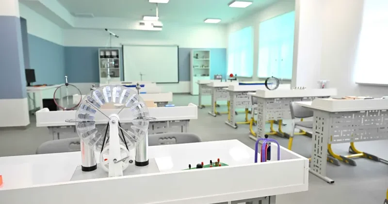 Белгісіз адамдар мектептерге шабуыл туралы хабарламалар таратты полиция тексеруде