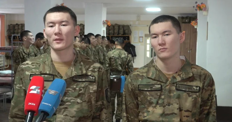 Оралда үш егіз жігіт әскер қатарында борышын өтеп жүр