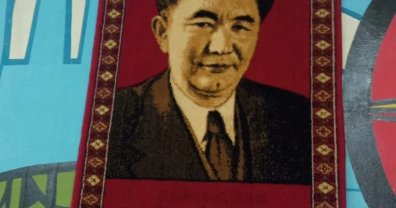 Музей төріндегі тоқыма портрет